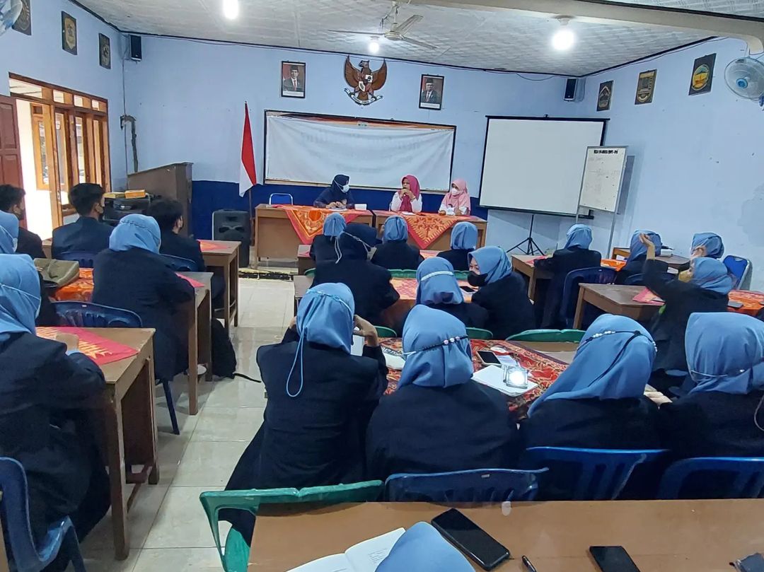 Penyerahan Praktik Klinik Keperawatan Keluarga dan Gerontik Mahasiswa Semester 5 Program Studi Keperawatan Program Diploma