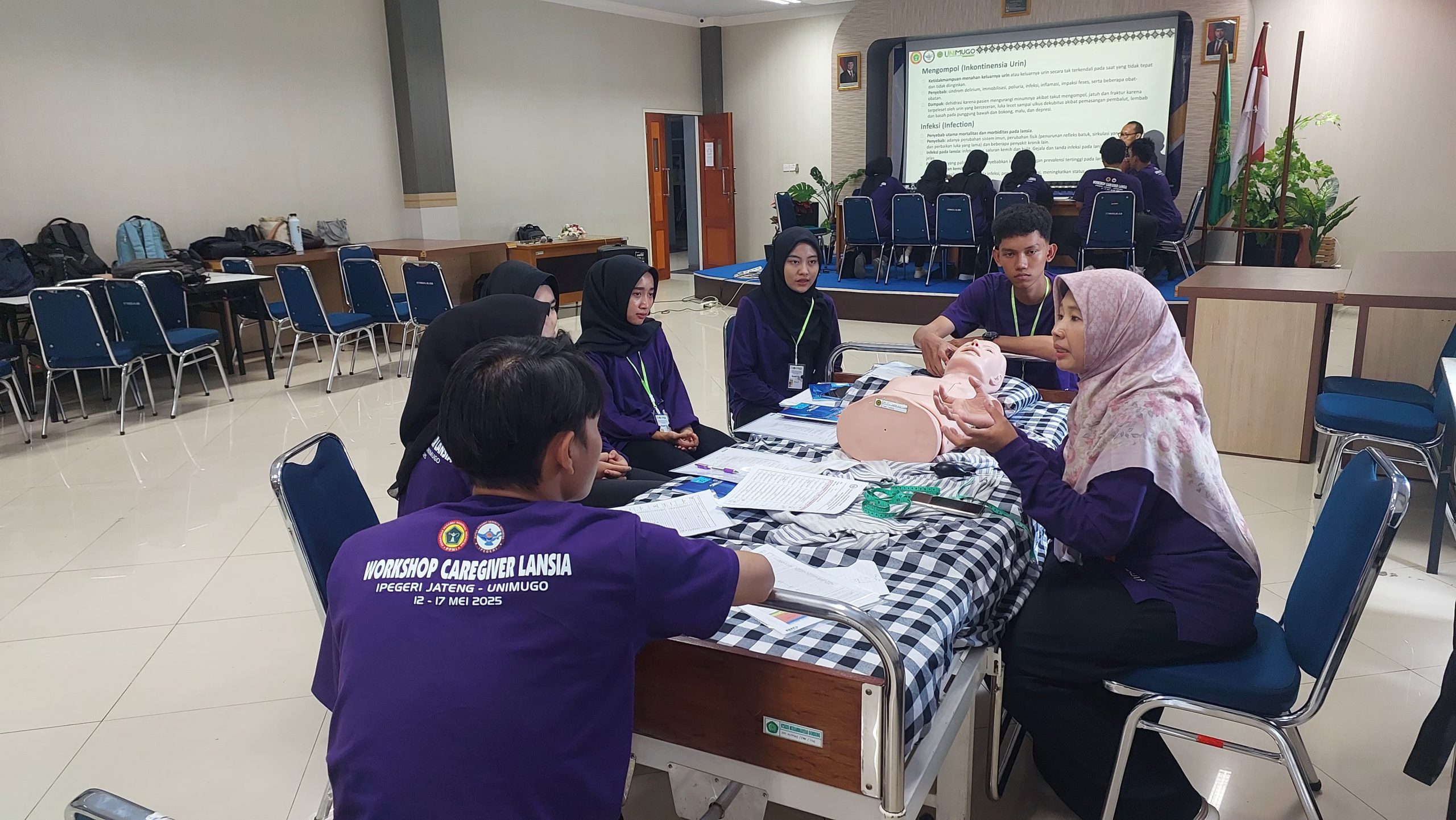 PRODI KEPERAWATAN PROGRAM DIII GELAR WORKSHOP PENDAMPINGAN LANSIA BAGI CAREGIVER