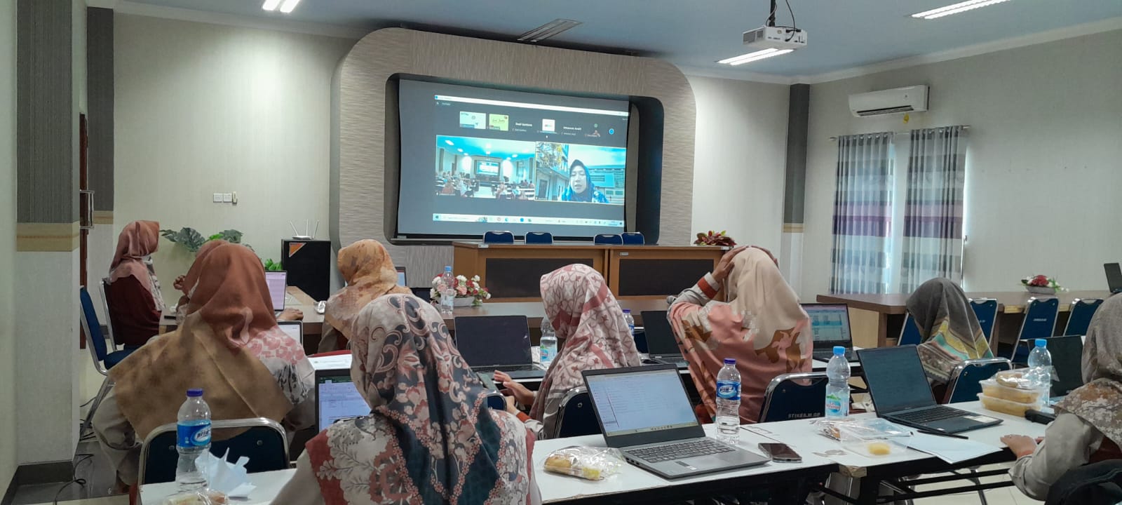 RAPAT EVALUASI SEMESTER GASAL PROGRAM STUDI PENDIDIKAN PROFESI BIDAN PROGRAM PROFESI TA 2023-2024