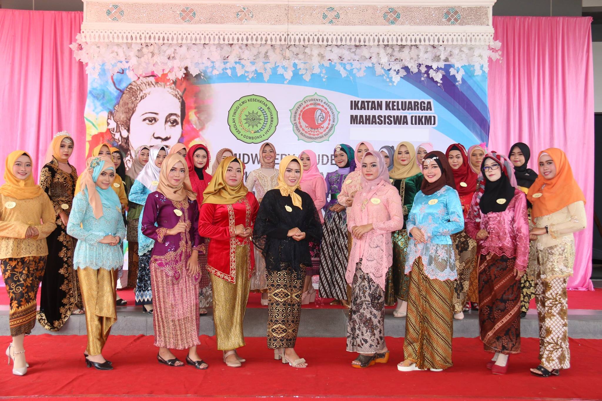 MAHASISWA STIKES GOMBONG PERINGATI HARI KARTINI DENGAN FASHION SHOW KEBAYA